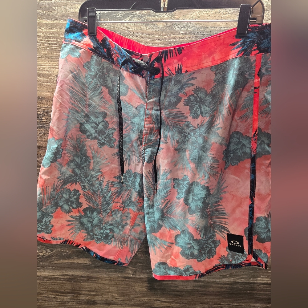 Oakley Men's Transducer Hawaiian Floral Print  Boardshorts Size 32